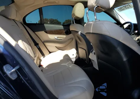 2017 Mercedes-Benz C 300 4Matic z USA, uszkodzony, nr VIN 55SWF4KB1HU227465